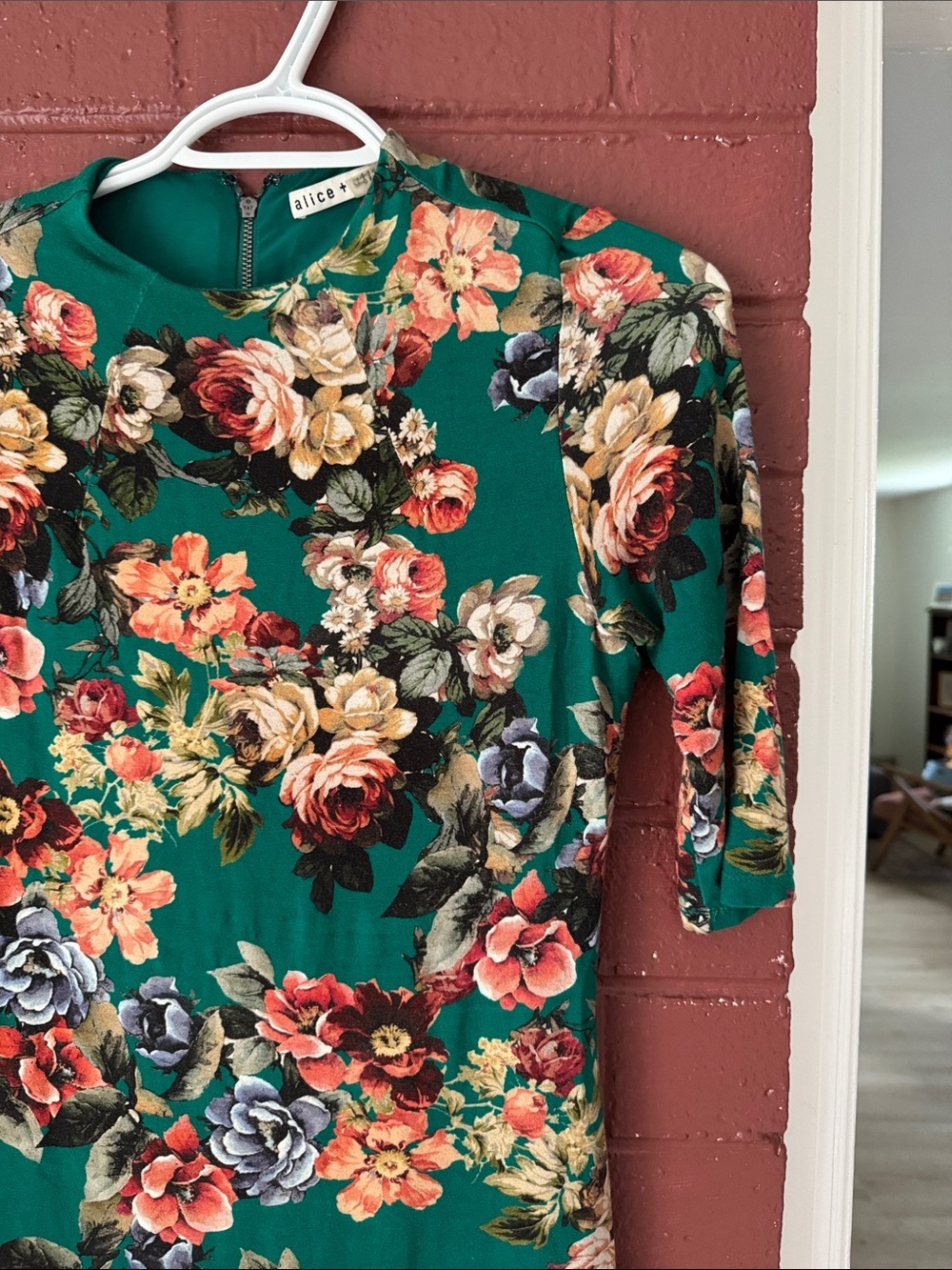 Alice + Olivia Delora Fitted Green Floral Midi Dress w/ 3/4 Sleeves Size 4 - Picture 3 of 12